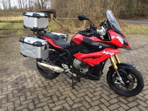 XR mit Koffern und Topcase