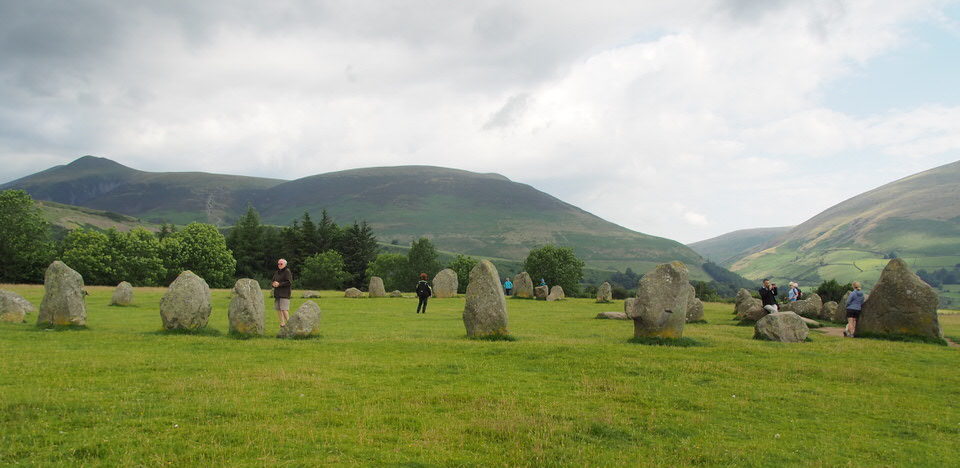 Birgitt im Steinkreis von Castlerigg