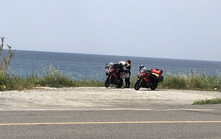 Motorräder am Strand in der Nähe von Amentea