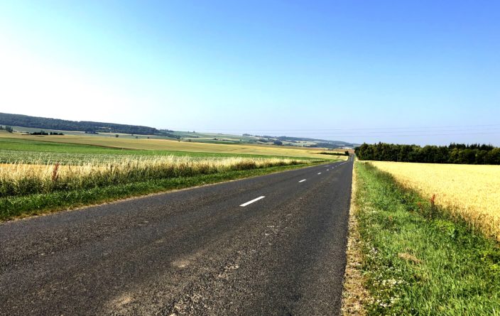 Weite Sicht auf der D919 bei Warloy-Baillon