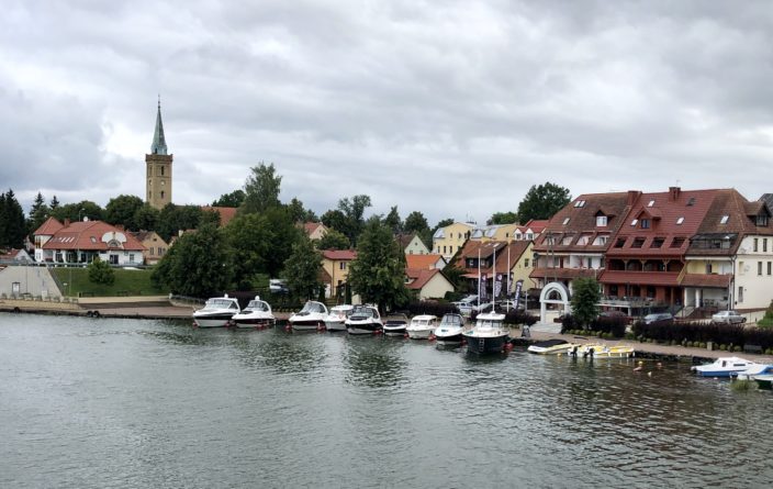 Teil der Seepromenade in Mikolajki in den Masuren