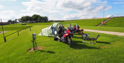 Einsames Zelt auf dem CP Grouse Hill Caravan Park, nördlich von Scarborough