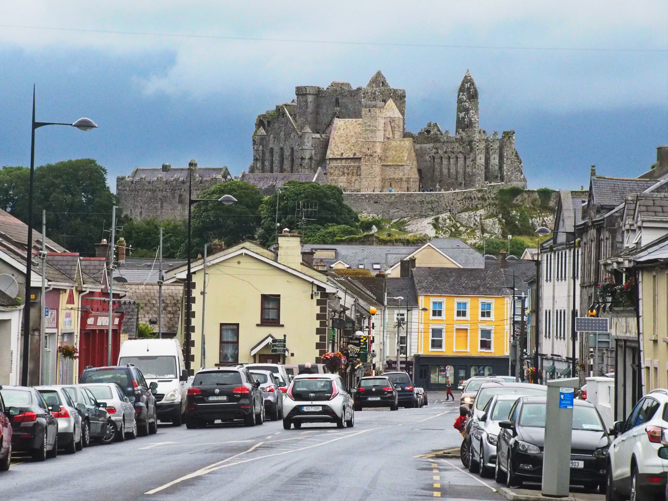 Blick vom Ort Cashel auf den Felsen mit seiner Kathedrale