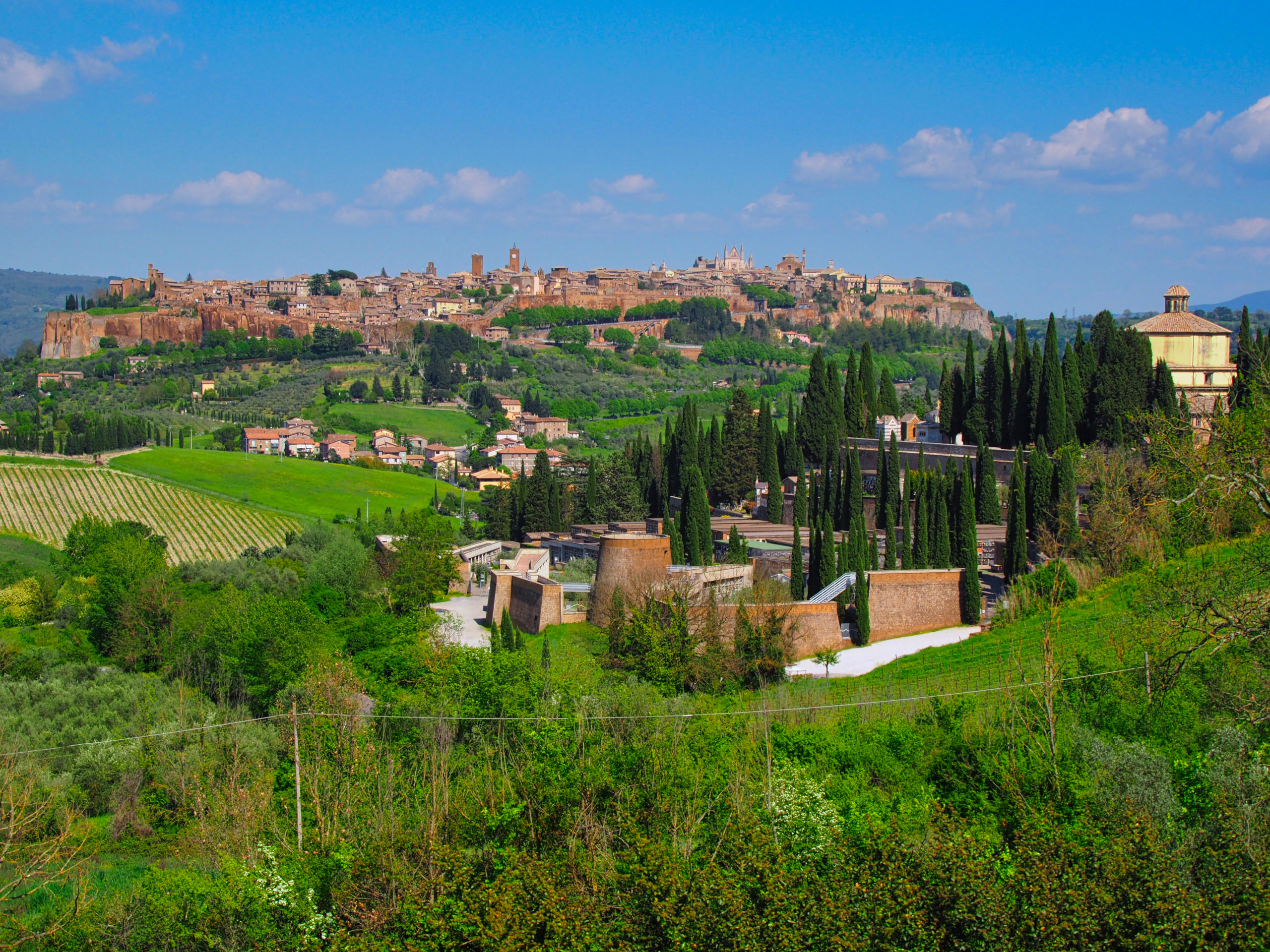 Panorama von Orvieto und im Vordergrund die Kirche und das Kloster von San Lorenzo in Vineis