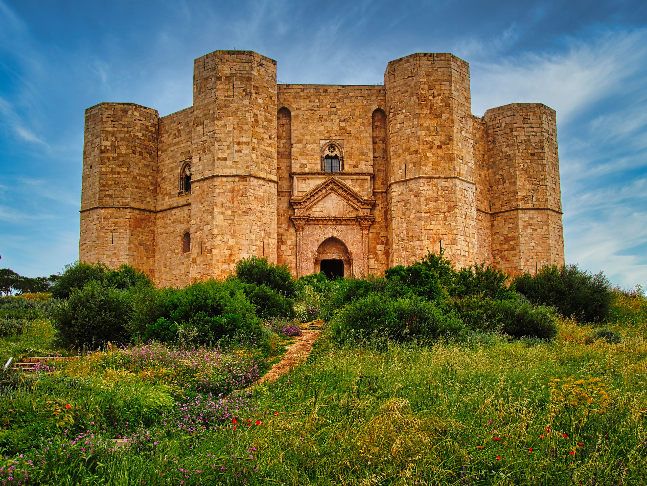 Castel del Monte, ein Bauwerk aus der Zeit des Stauferkaisers Friedrich II. in Apulien