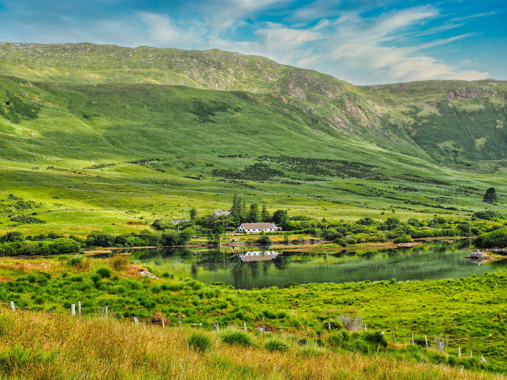 Sicht über Irlands einzigem Fjord, dem Killary Harbour, bei Leenaun