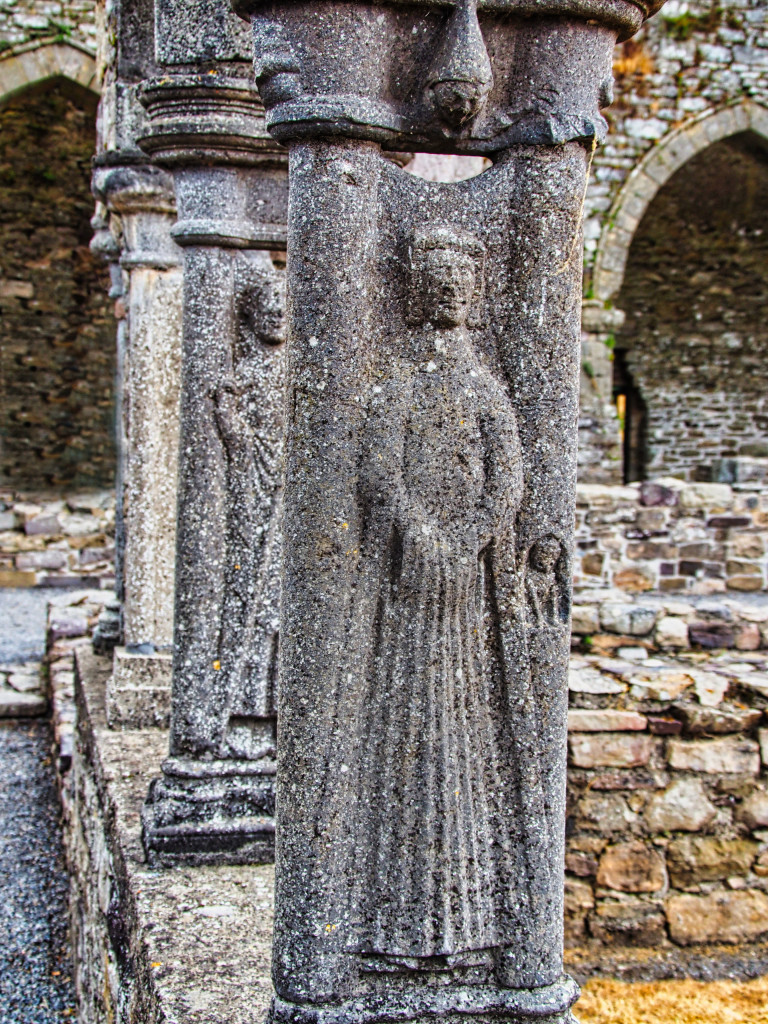 Figuren am Kreuzgang von Jerpoint Abbey