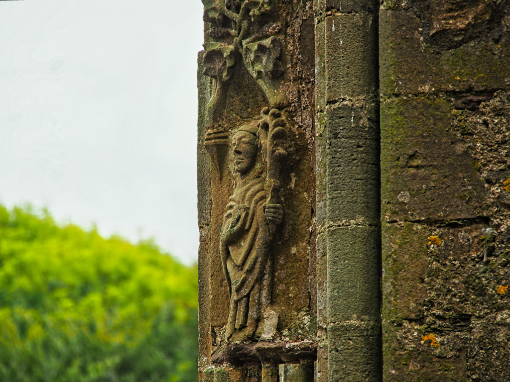 Figur im Fensterrahmen der Tintern Abbey