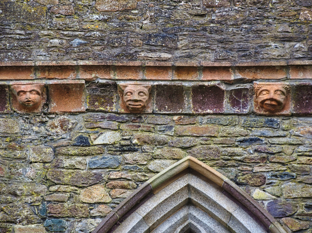 Fratzen am Dachkragen der Abbey