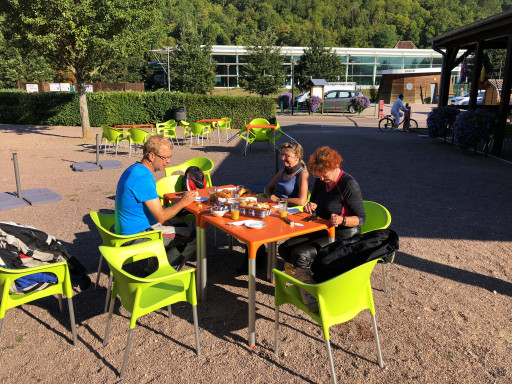 Frühstück auf dem CP Municipal Montbard