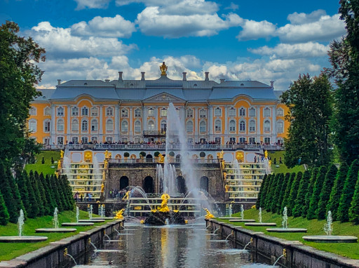 Peterhof: Großer Palast mit Kaskadenbrunnen