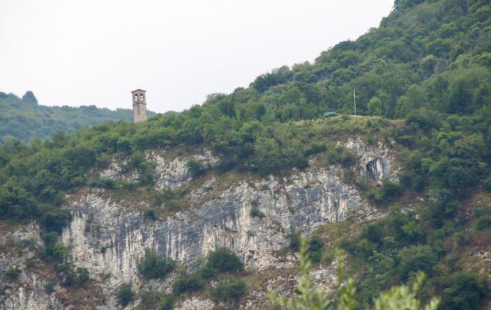 Turm der Kapelle San Fermo und die Panchina Gigante vom CP gesehen