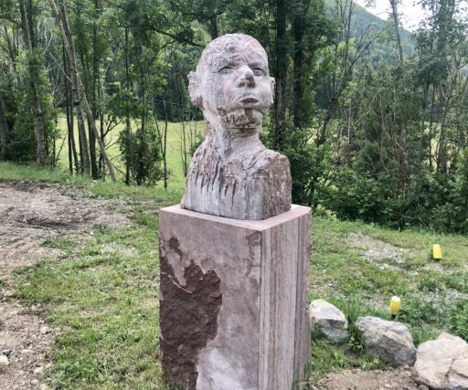 Passt zum Tag, die Skulptur am Zielpunkt Sella Chiazutan