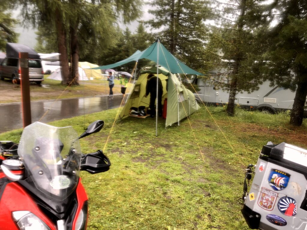 Zeltaufbau im strömenden Regen