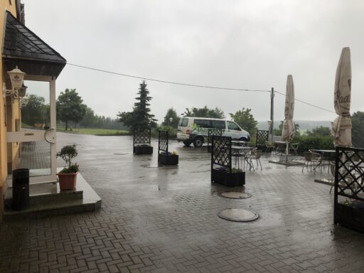 Regenwetter am Hotel Ahornberg in Seiffen