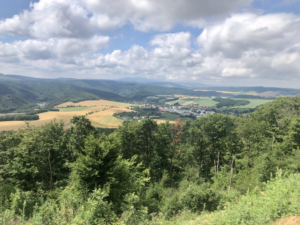 Blick auf den Ort Bradlom vom Berg Bradlo