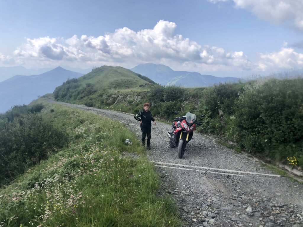 Ende der Schotterpiste am Monte Tenchia