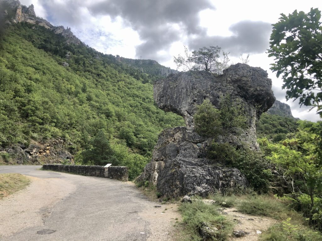 Bizarre Felsformationen in der Schlucht