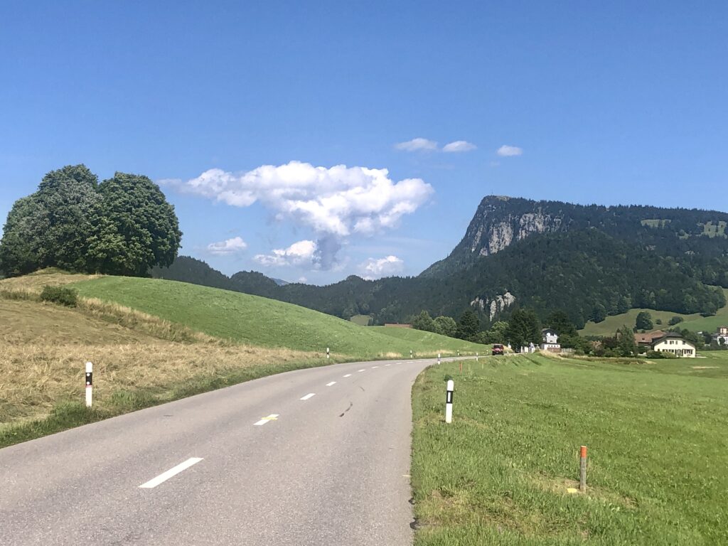 Blick Richtung Les Charbonnières am Lac de Joux und dem Felsen Dent de Vaulion