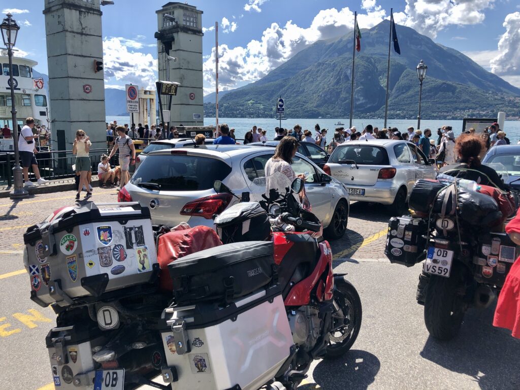 Warten auf die Fähre über den Lago di Como