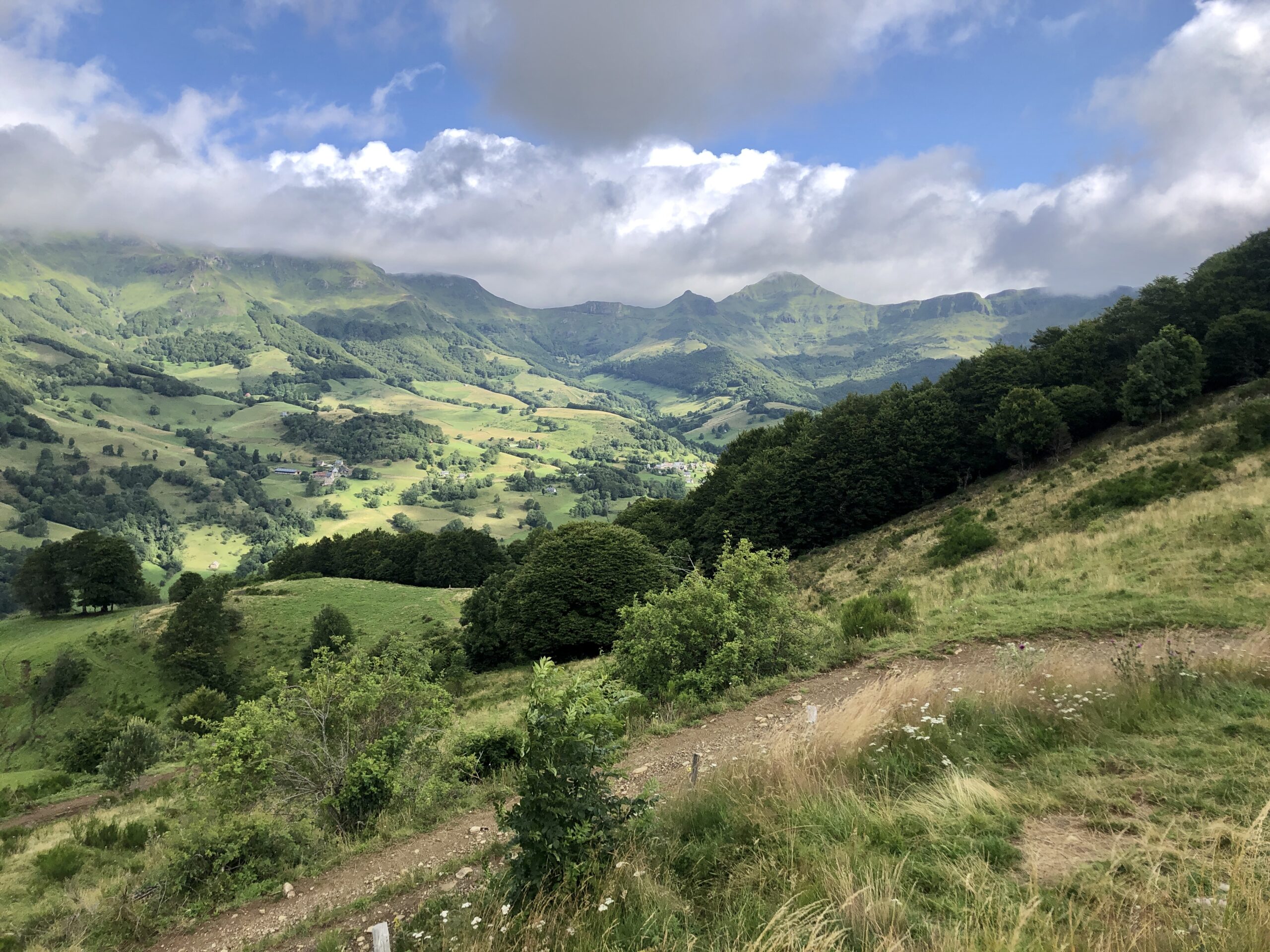 Talblick im Monts du Cantal nahe Mandailles-Saint-Julien auf der D317