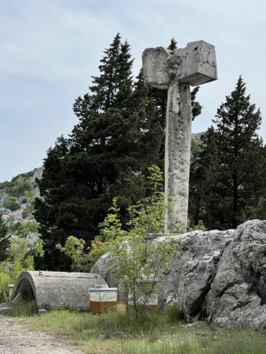 Skulptur vergangener Tage am Wegesrand