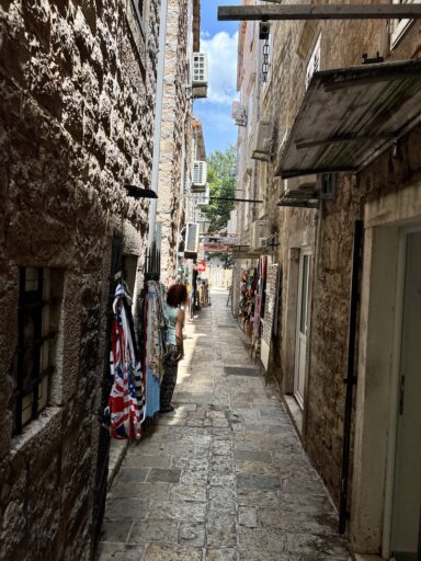 Gasse in Budvas Altstadt