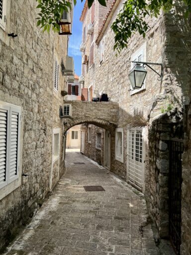 Gasse in Budvas Altstadt