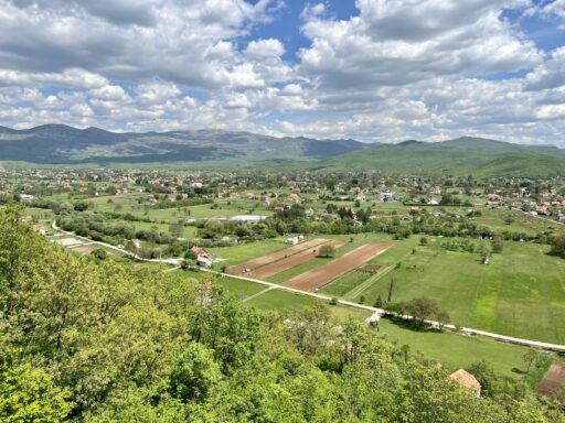 Landschaft hinter Nikšić