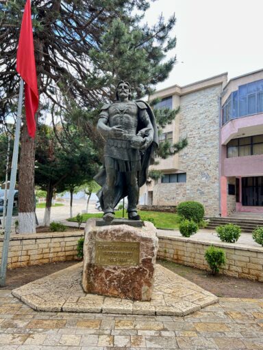 Statue des albanischen Nationalhelden Fürst Skanderbeg