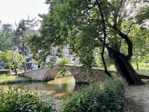 Byzantinische Brücke in Edessa mit uralter Platane