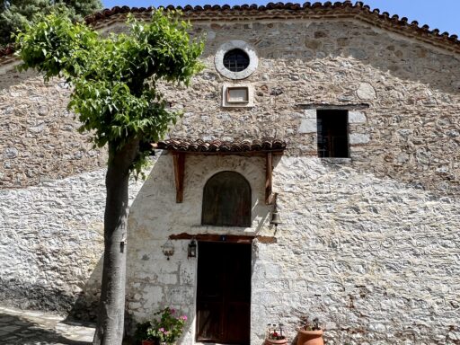 Eine der unzähligen alten Kirchen in Kastoria