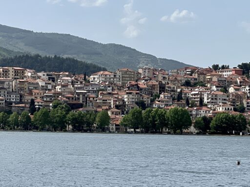 Blick auf Kastoria über den Orestida-See