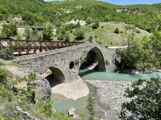 Bogenbrücke neben der 20