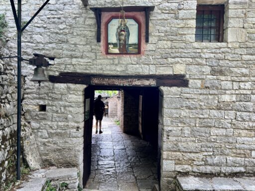 Eingang zum Heiligen Kloster von Agia Paraskevi