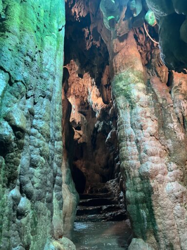 Tropfsteinhöhle hinter dem Wasserfall