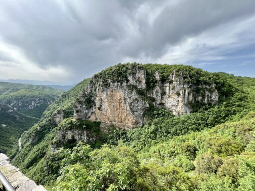 Aussicht auf die Vikos-Schlucht vom Kloster