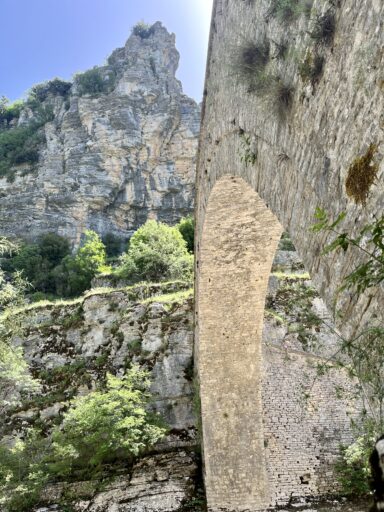 Perspektive der Steinbogenbrücke von Misiou