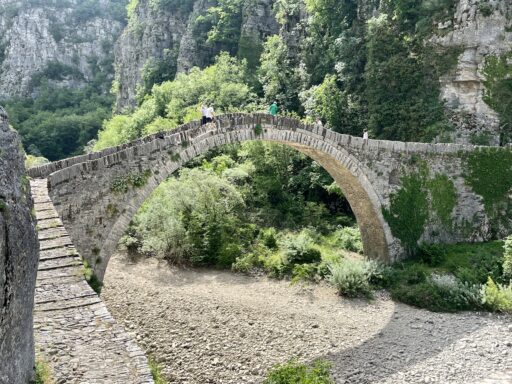 Steinbogenbrücke Kokkorou (1750 erbaut)