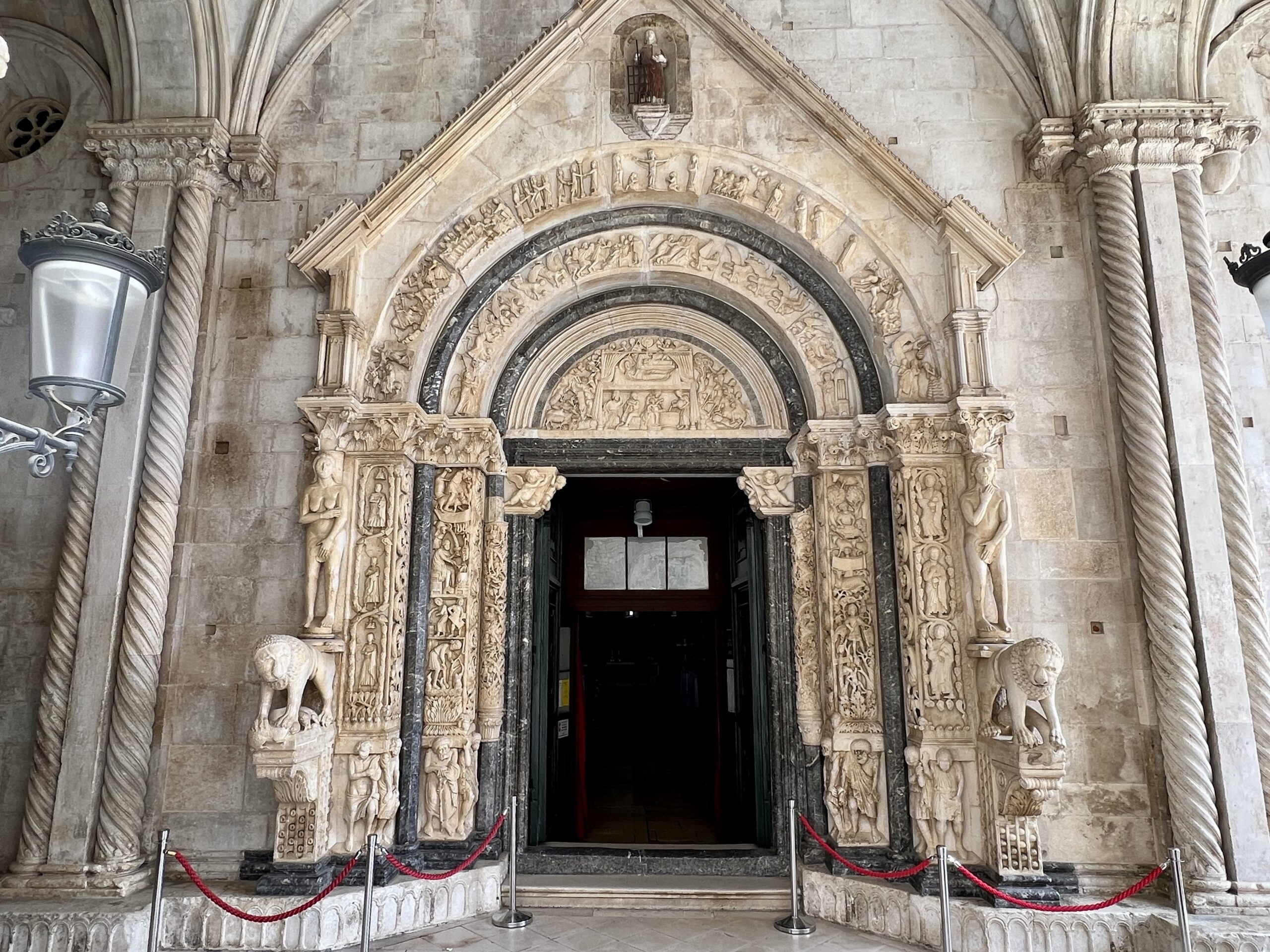 Portal der St.-Laurentius-Kathedrale