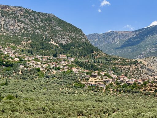 Sicht auf Bergdörfer nahe Amfissa