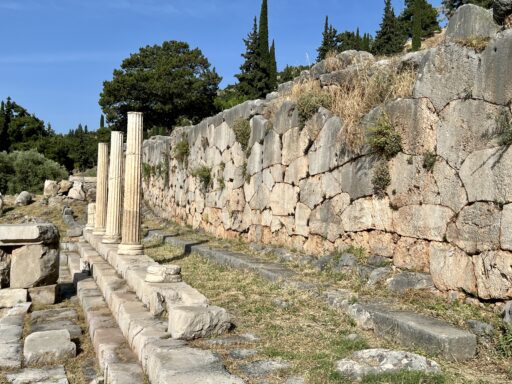 Polygonalen Stützmauer des Apollon-Tempels