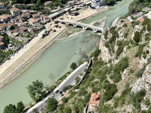 Fluss Osum mit Steinbrücke „Ura e Goricës“