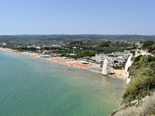 Blick von Vieste auf die Strandmeile mit dem Pizzomunno