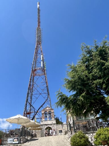 Pantokrator Mast direkt hinter der Moastry