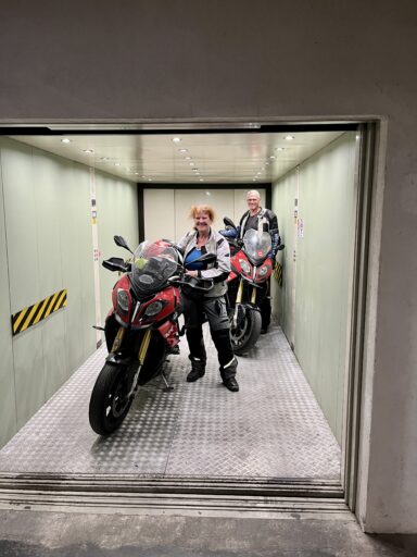 Premiere - Mopeds im Fahrstuhl