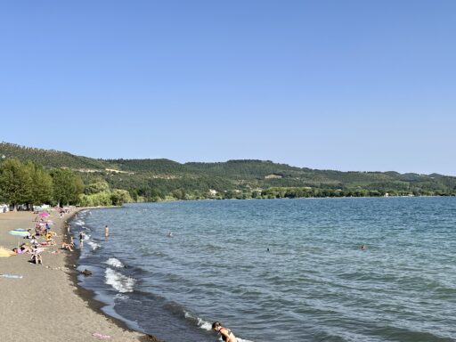 Blick über der Strand bei Bolsena