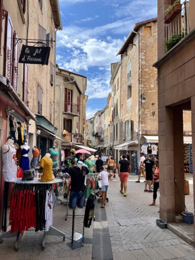 Shopping-Gasse in Castellane