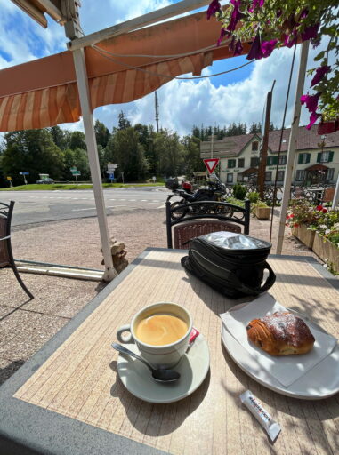 Kaffee ohne Kippe auf dem Coldu Bonhomme