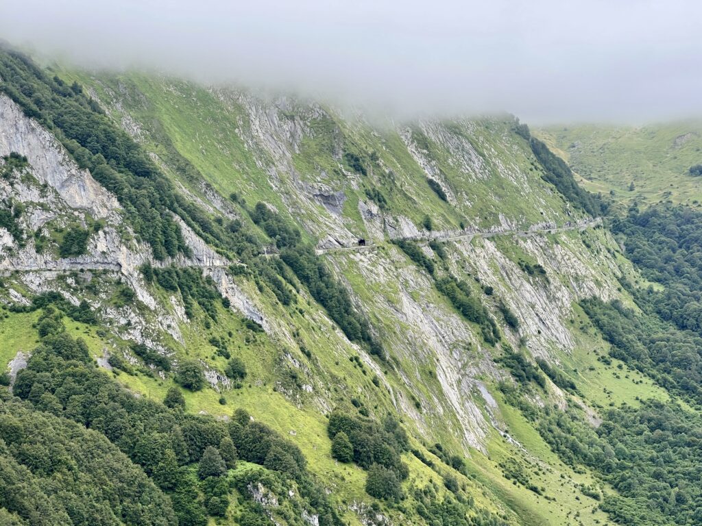 Immer am Felsen lang, Corniche genannt